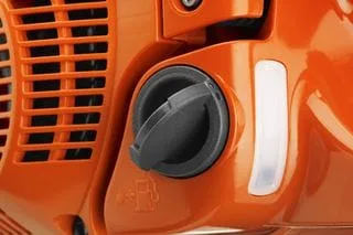 Husqvarna 562 XP 18" Chainsaw 11 flip-up tank cap