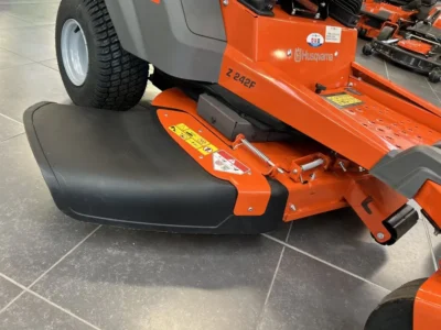 Husqvarna Z242F Zero Turn Lawnmower 40 img6845