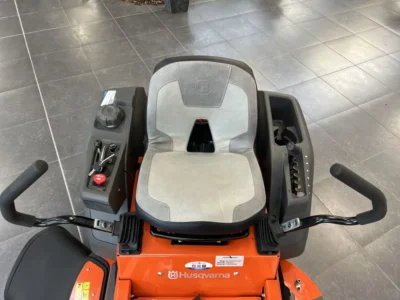 Husqvarna Z242F Zero Turn Lawnmower 42 img6848