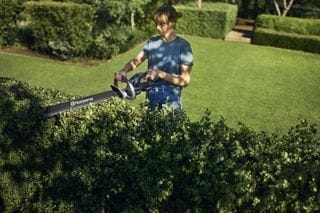 Husqvarna Aspire H50-P4A With Battery and Charger 16 Aspire Hedgetrimmer woman trimming