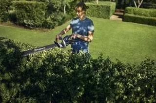 Husqvarna Aspire H50-P4A With Battery and Charger 16 Aspire Hedgetrimmer woman trimming