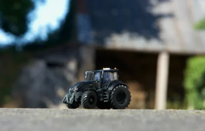 Britains Valtra Q305 4WD Tractor in Black 1:32 Scale Model 43309 12 43309 valtra q30507