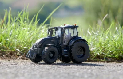 Britains Valtra Q305 4WD Tractor in Black 1:32 Scale Model 43309 11 43309 valtra q30508