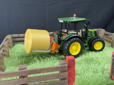 bruder tractor transport box with single bale handler round bale 4